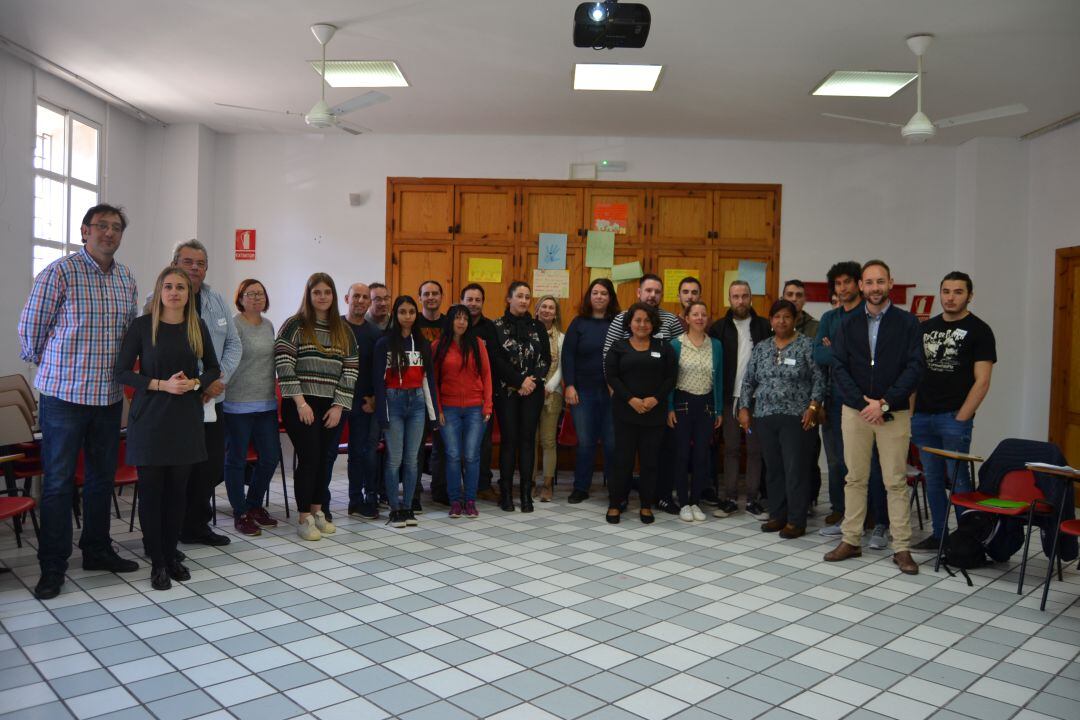 La alcaldesa de la Vall d'Uixó, Tania Baños, con los participantes en el programa Emplea Verde