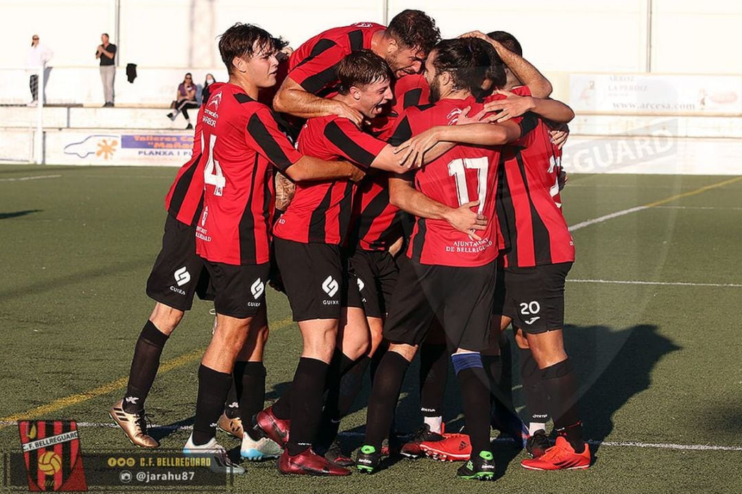 Los jugadores de Bellreguard celebran un gol