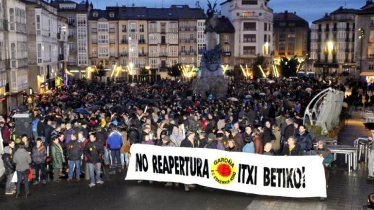 Vitoria acogió la última gran manifestación contra la reapertura de Garoña  