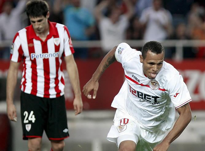 El delantero brasileño del Sevilla Luis Fabiano (d) celebra el gol que acaba de conseguir para su equipo ante el centrocampista del Athlétic de Bilbao Javi Martínez (i), durante el partido correspondiente a la octava jornada de Liga en Primera División que enfrenta esta tarde a ambos equipos en el estadio Ramón Sánchez-Pizjuan de la capital andaluza