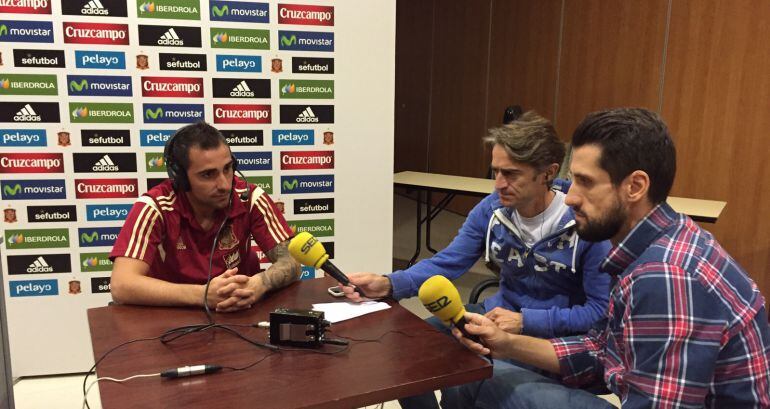 Paco Alcácer atendiendo a los micrófonos de la Cadena Ser