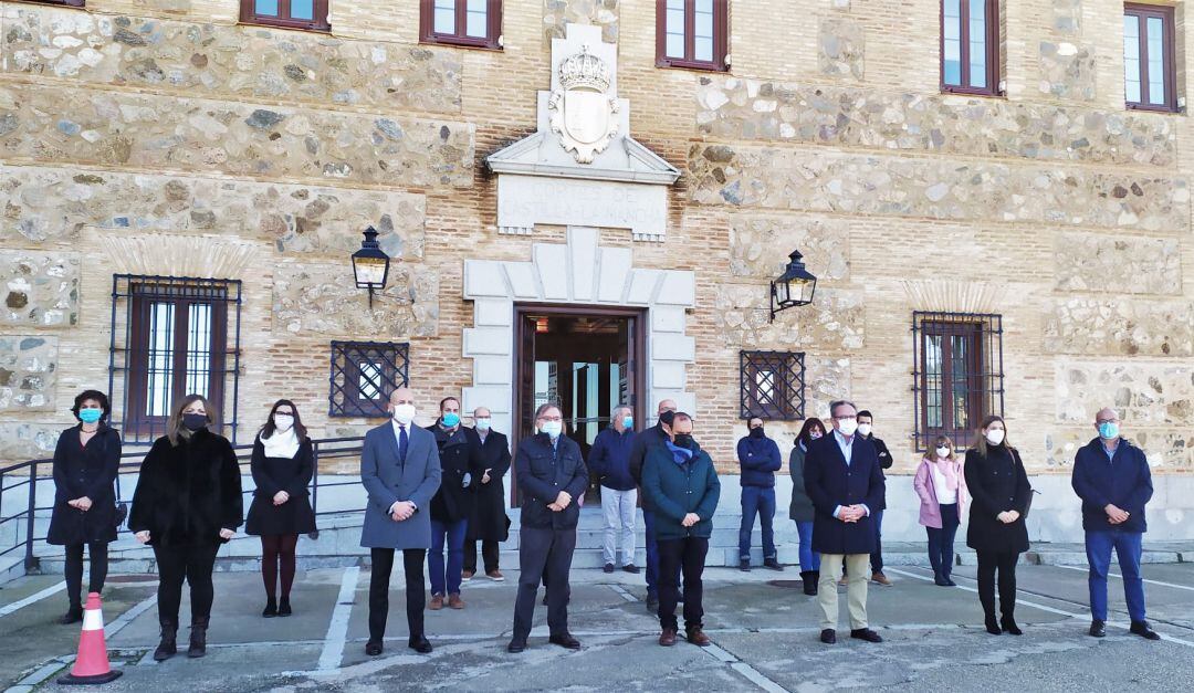 Minuto de silencio en la puerta de las Cortes