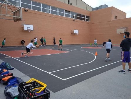 Equipos del C. B. Elda entrenando en el exterior