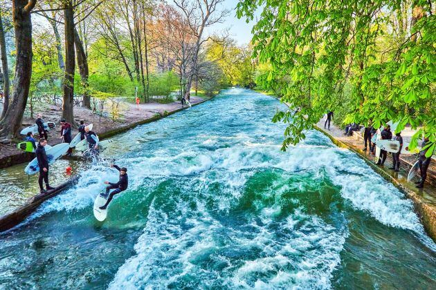 Surfistas disfrutando de la ola en el centro de Munich.