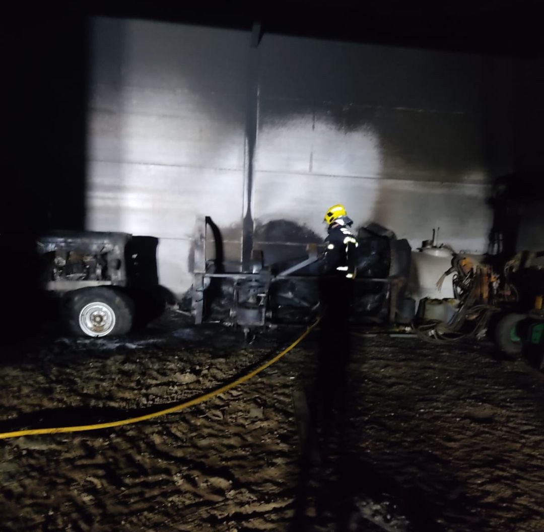 En el incendio de Herencia se han quemado 5 tractores y diversa maquinaria agrícola