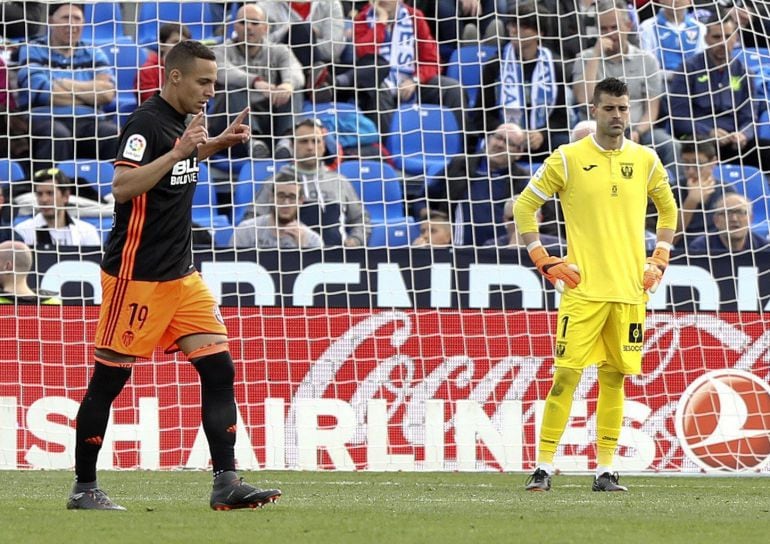 El delantero del Valencia, Rodrigo, celebra el gol que marcó.