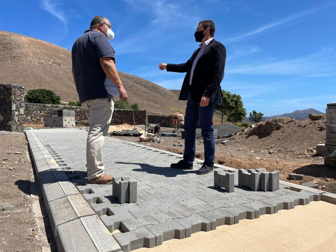 Óscar Noda, alcalde de Yaiza, visitando el merendero de la Degollada.