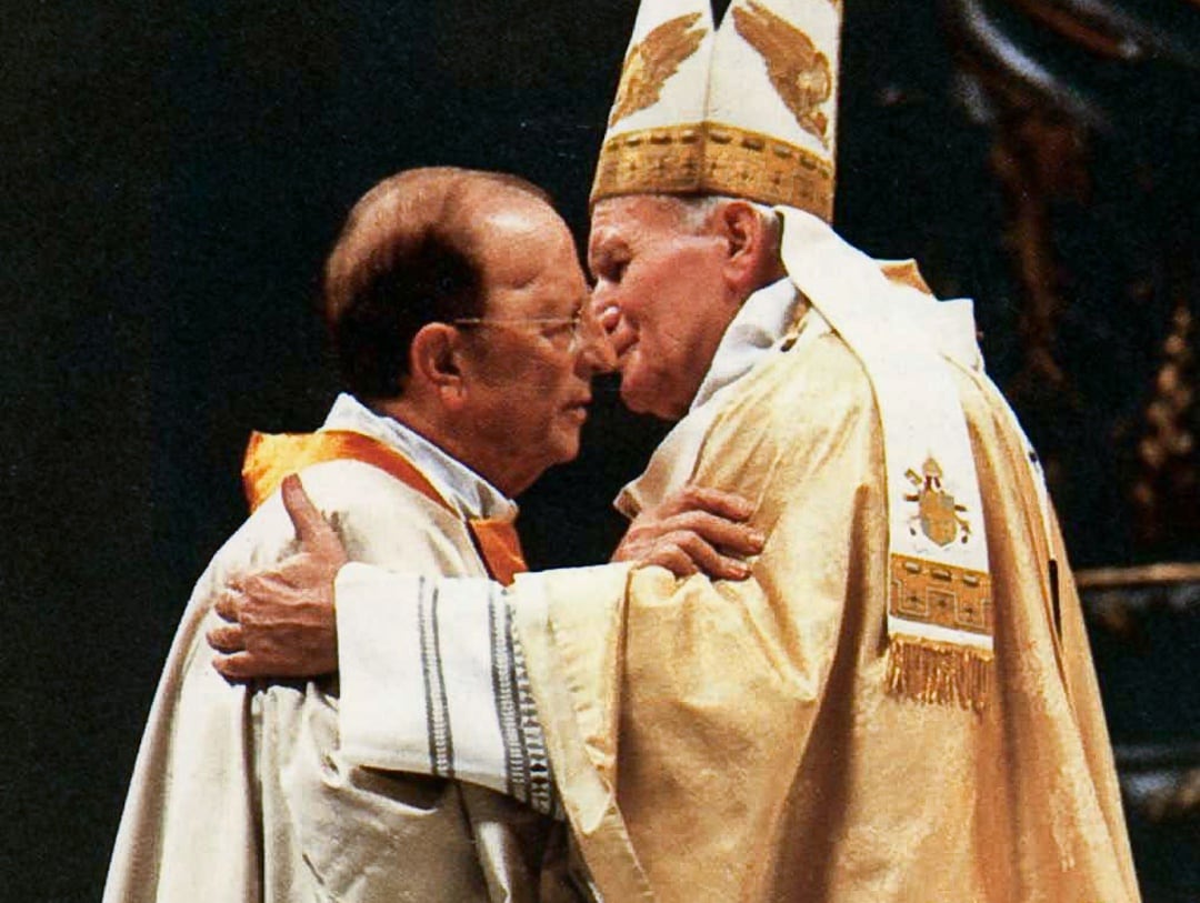 El papa Juan Pablo II abraza al fundador de los Legionarios de Cristo, Marcial Maciel, en 1991