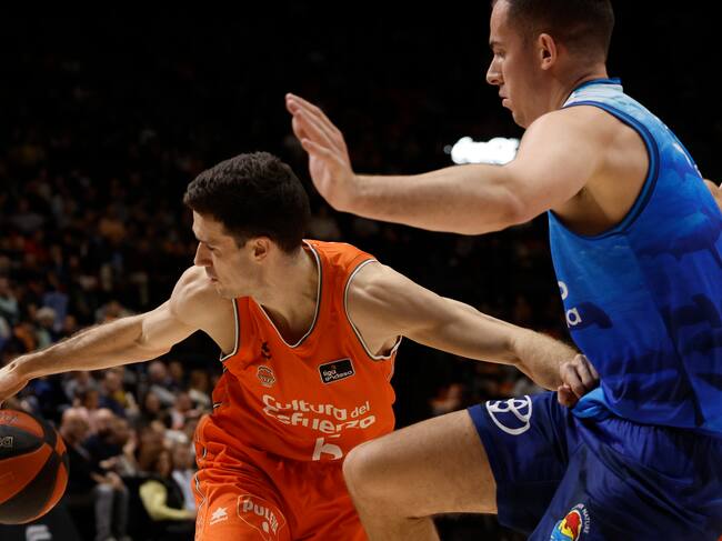 VALENCIA, 07/01/2024.- El alero del Valencia Xabier Lopez-Arostegui (i) en acción ante el pívot del Gran Canaria Miquel Salvo (d) durante el partido de la Liga Endesa entre el Valencia Basket y el Gran Canaria celebrado este domingo en el Pabellón Fuente de San Luis de Valencia. EFE/ Kai Försterling