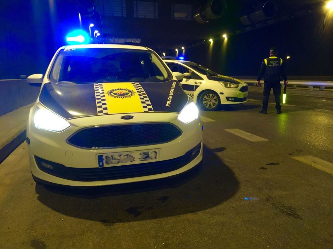 Dos coches de la Policía Local de València, que intervinieron en el suceso. 