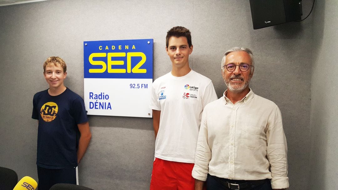 Juan C. Pérez junto a Toni Gil y Maik Dimitrov, en Radio Dénia Cadena SER.