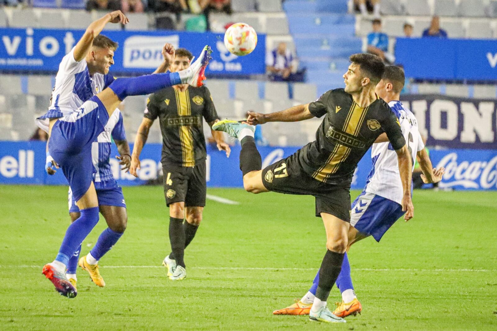 Xemi Fernández trata de ganar un balón ante un jugador del Sabadell