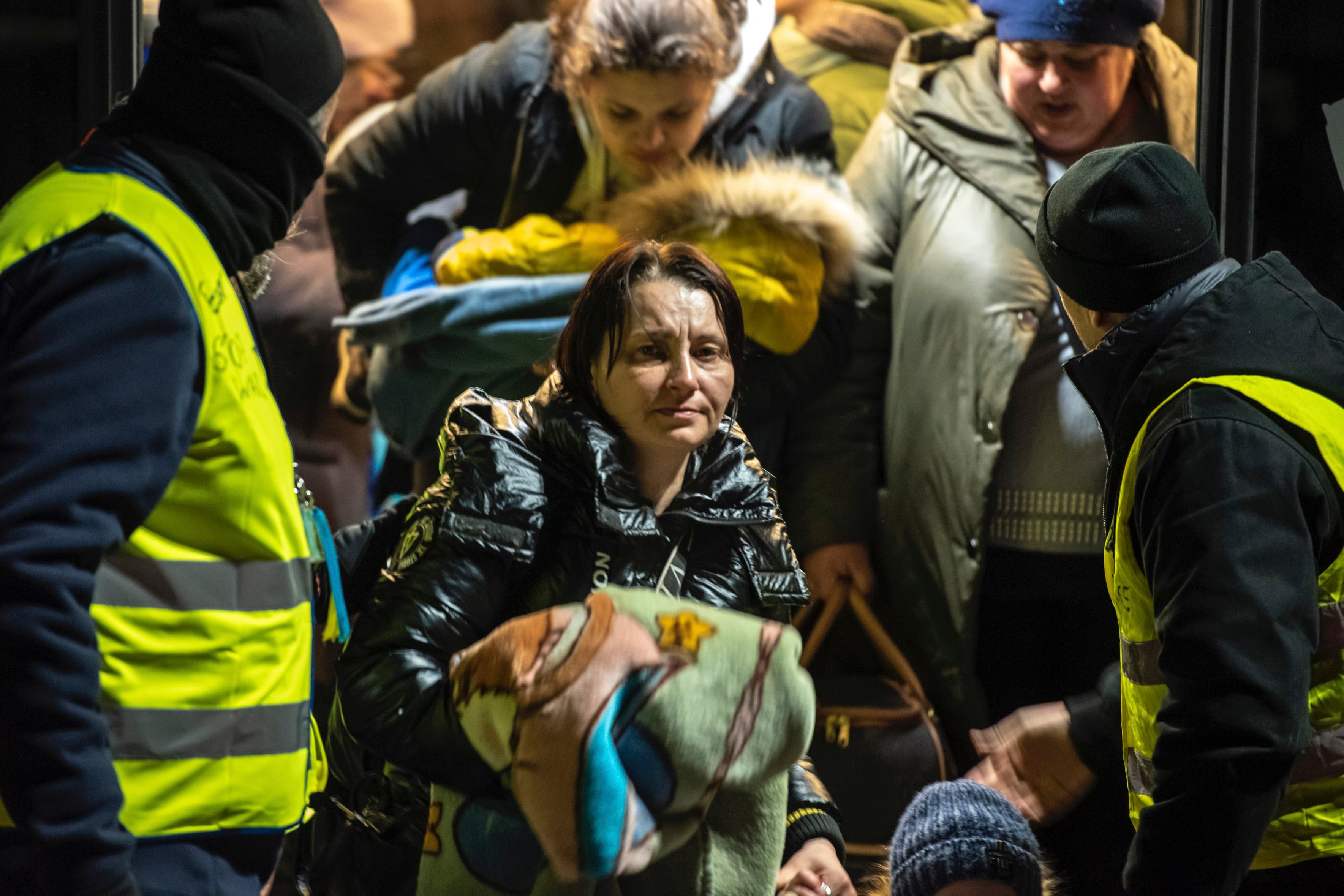 RZESZOW (POLONIA), 17/03/2022.- Refugiados ucranianos bajan de los autobuses que les traen de la frontera, situada a apenas 15km, hasta el centro de recepción de refugiados, este jueves en Rzeszow (Polonia). EFE/ Ismael Herrero
