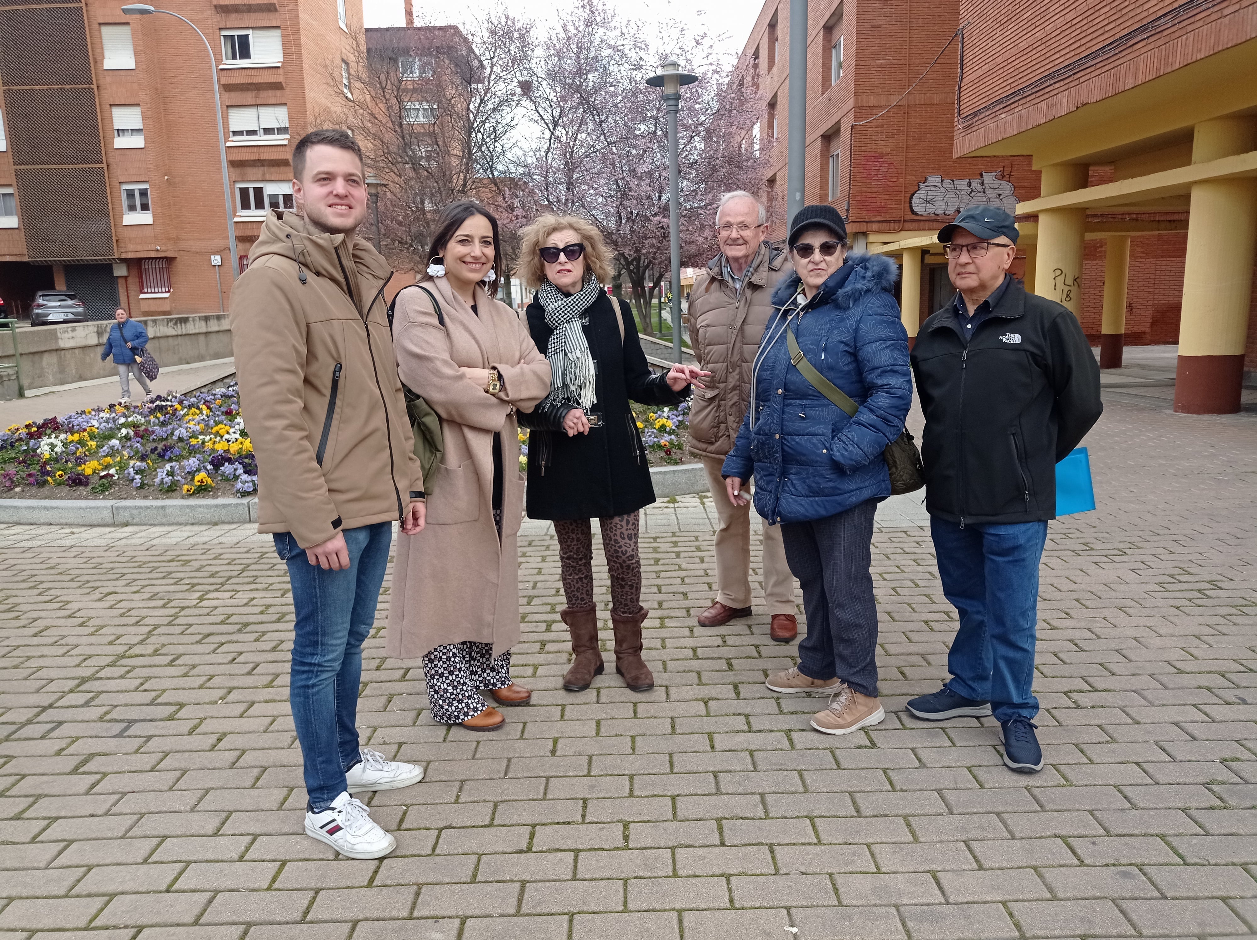 Visita de varios concejales y de la alcaldesa al barrio de Pan y Guindas