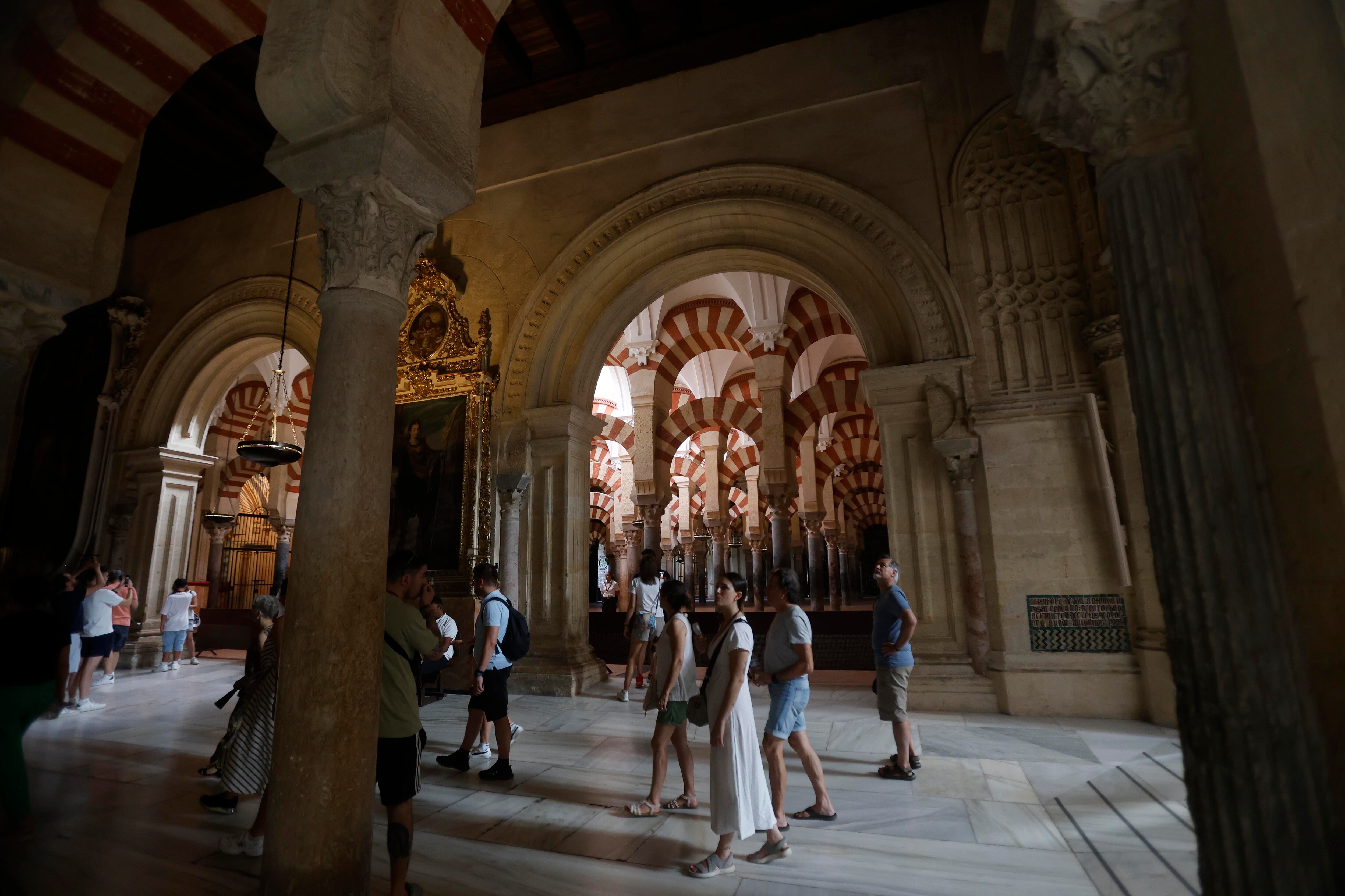 Visitantes en el interior de la Mezquita-Catedral que retoma poco a poco su normalidad después del incendio del pasado viernes. EFE/Salas