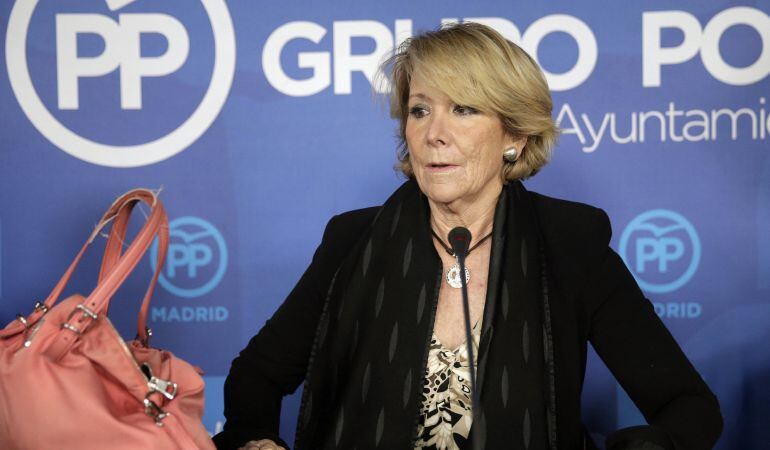 La portavoz del PP en el Ayuntamiento de Madrid, Esperanza Aguirre, durante la rueda de prensa que ha ofrecido hoy después de la reunión con los concejales de su grupo municipal, tras dimitir ayer como presidenta del PP de Madrid