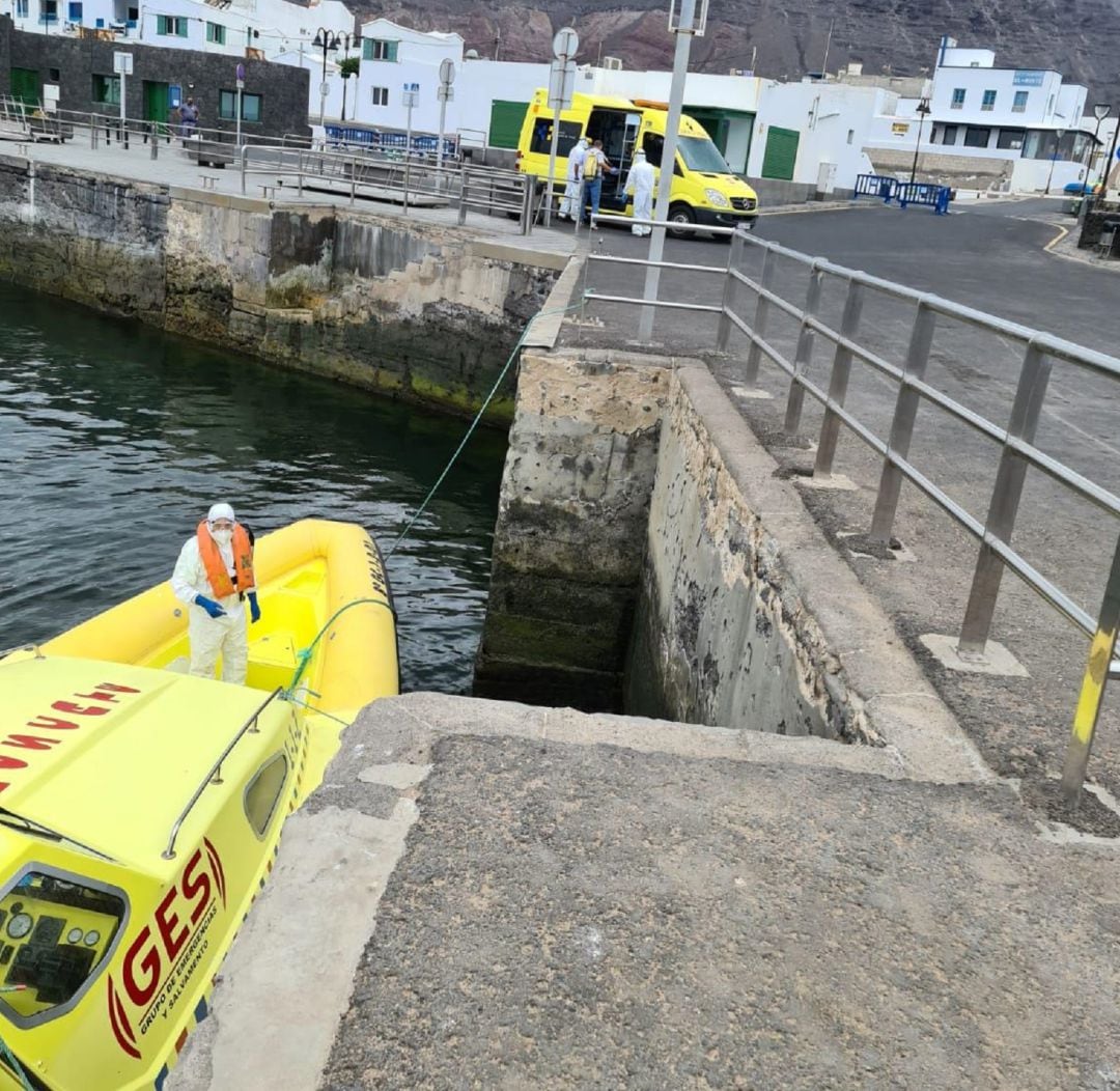 Desembarco en Órzola, Lanzarote, del paciente evacuado desde La Graciosa con síntomas de coronavirus COVID-19.