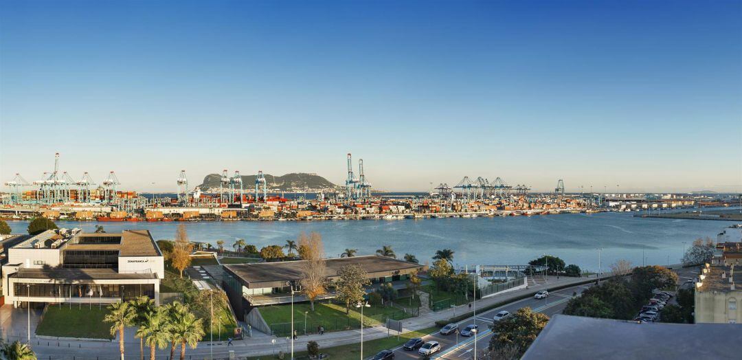 El Puerto de Algeciras, con el Estrecho de fondo.