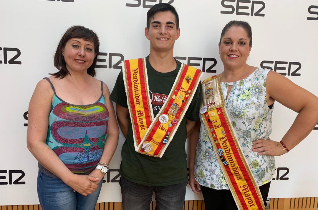 De izquierda a derecha: Fina María Martínez Ortiz (Bodeguera Mayor); Alberto Guardiola (Vendimiador Mayor 2.019) y Ana Belén Arenas (Vendimiadora Mayor 2.019)