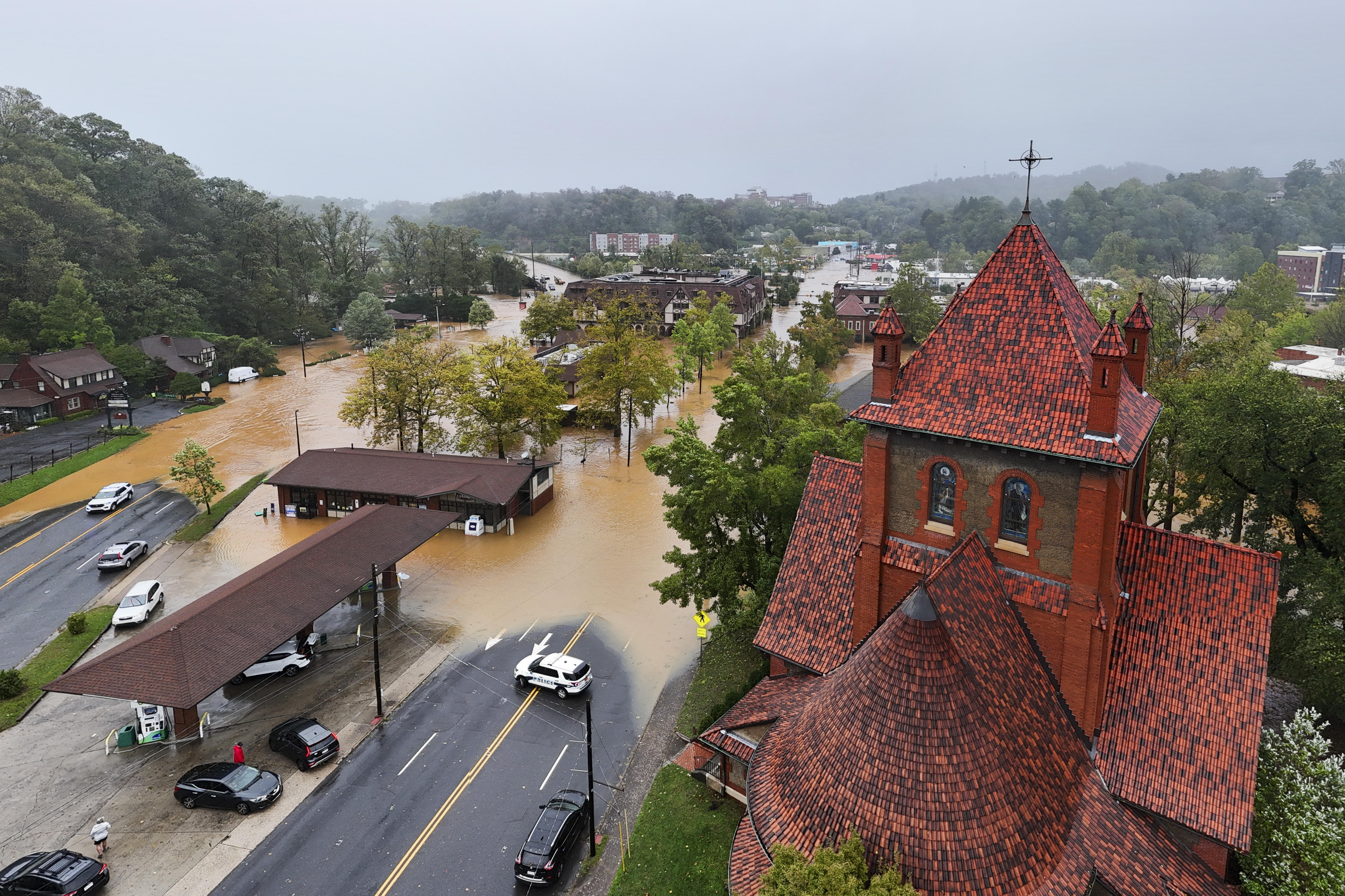 El huracán Helene provoca inundaciones y destrozos en Carolina del Norte.