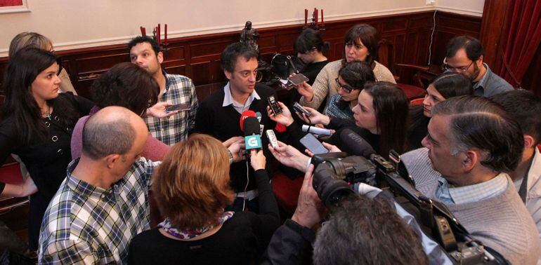 El alcalde de A Coruña atiendo e los periodistas 