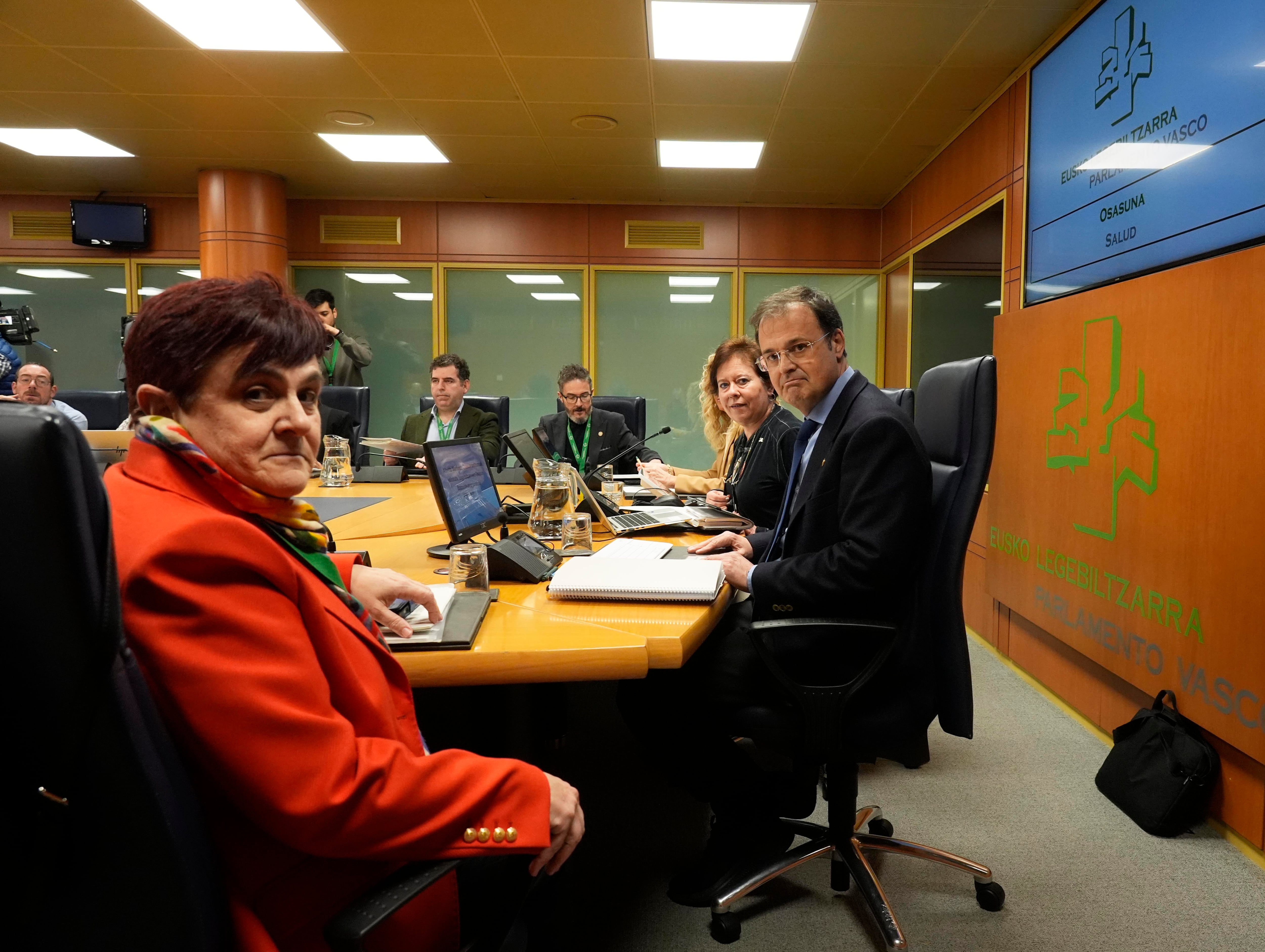 El consejero Alberto Martínez y la directora de Osakidetza, Lore Bilbao