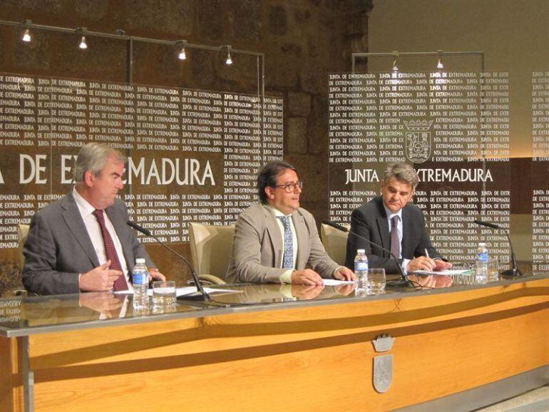 El consejero José María Vergeles ha ofrecido los nuevos datos dobre las listas de espera en el SES