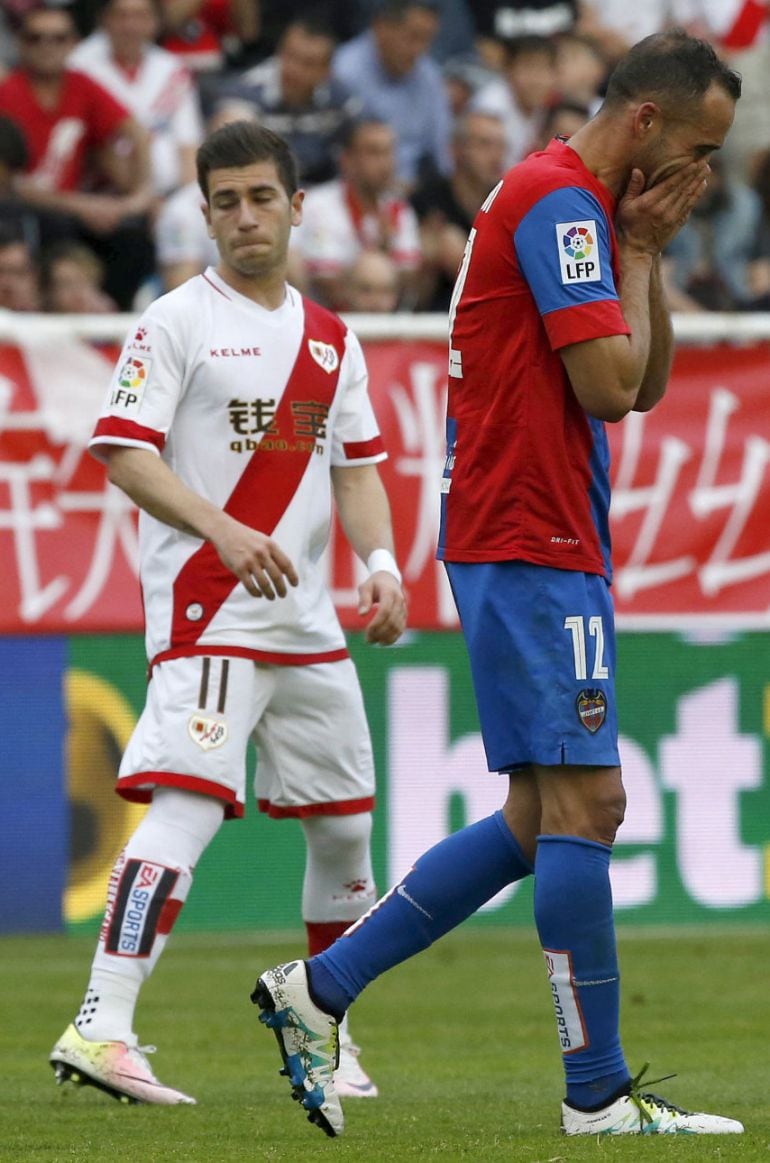 El defensa del Levante Juanfran García (2i), tras ser cambiado por una lesión, se retira llorando del campo ante su retirada, durante el partido frente al Rayo Vallecano de la última jornada de Liga que disputan en el estadio de Vallecas. EFE- Kiko Huesca