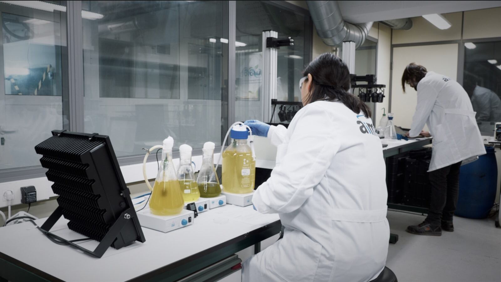 Investigadores trabajando en el laboratorio de Aimen en O Porriño