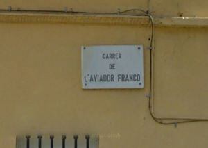 La placa de la calle Aviador Franco, en el distrito de Sants-Montjuic