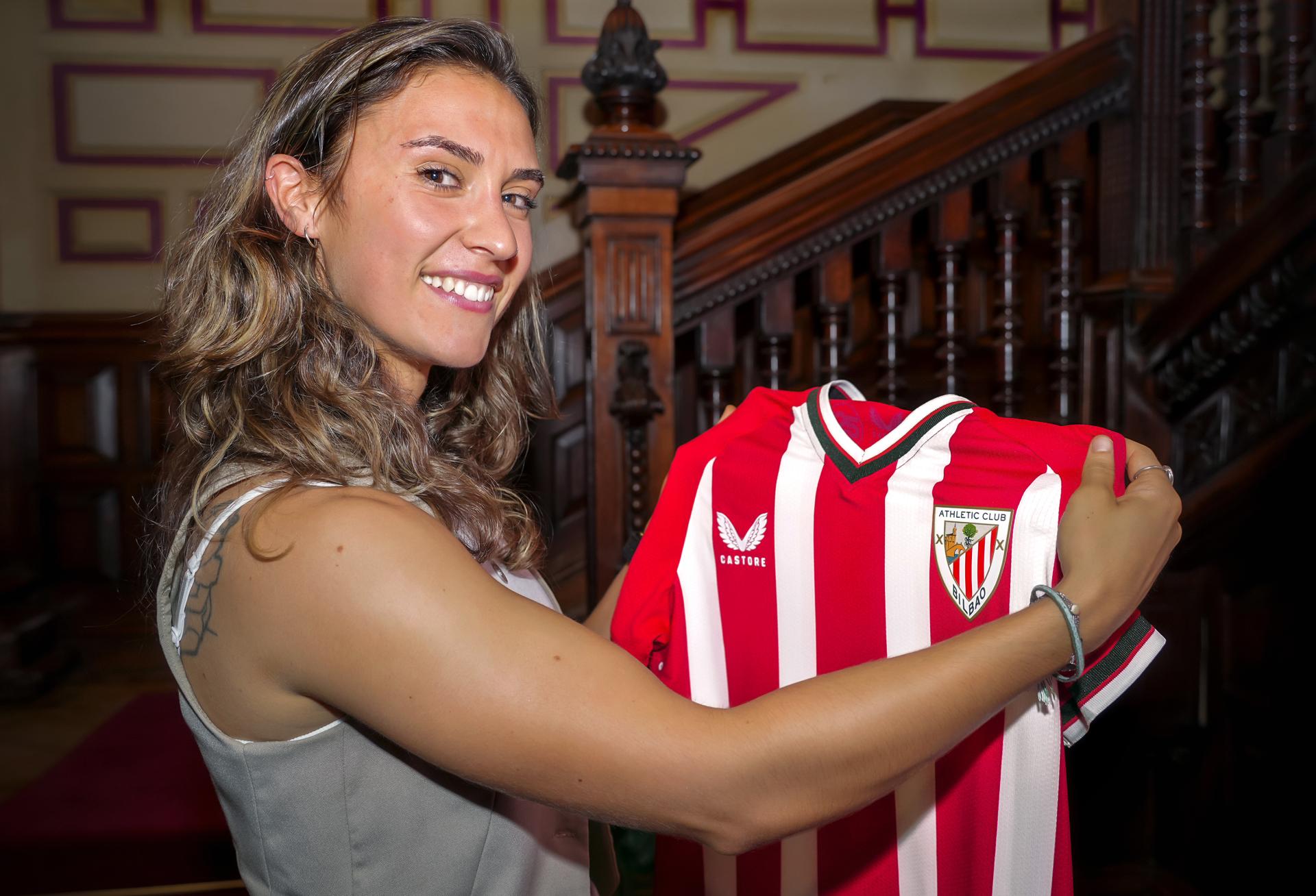 Nahikari García posa en Ibaigane con la camiseta del Athletic