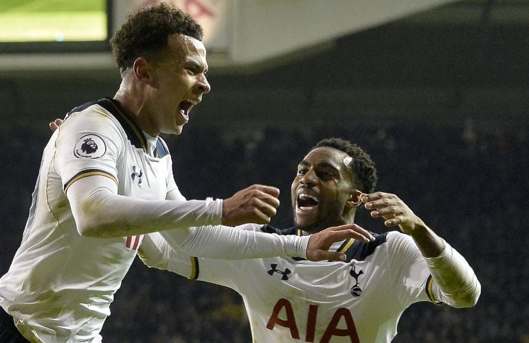 Dele Alli celebra el primero de sus goles ante el Chelsea