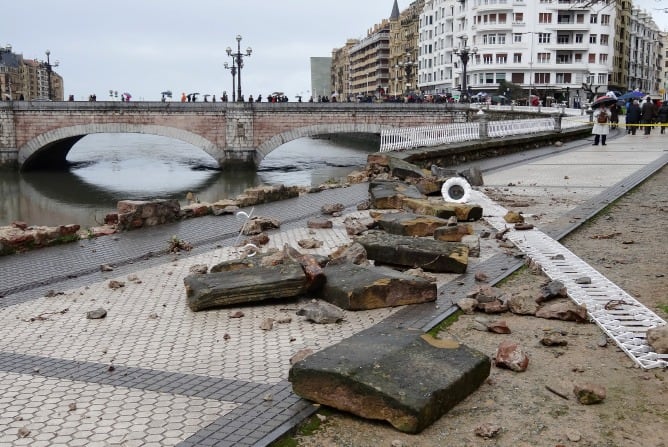 Destrozos en el Paseo de Francia de San Sebastián por el temporal de olas