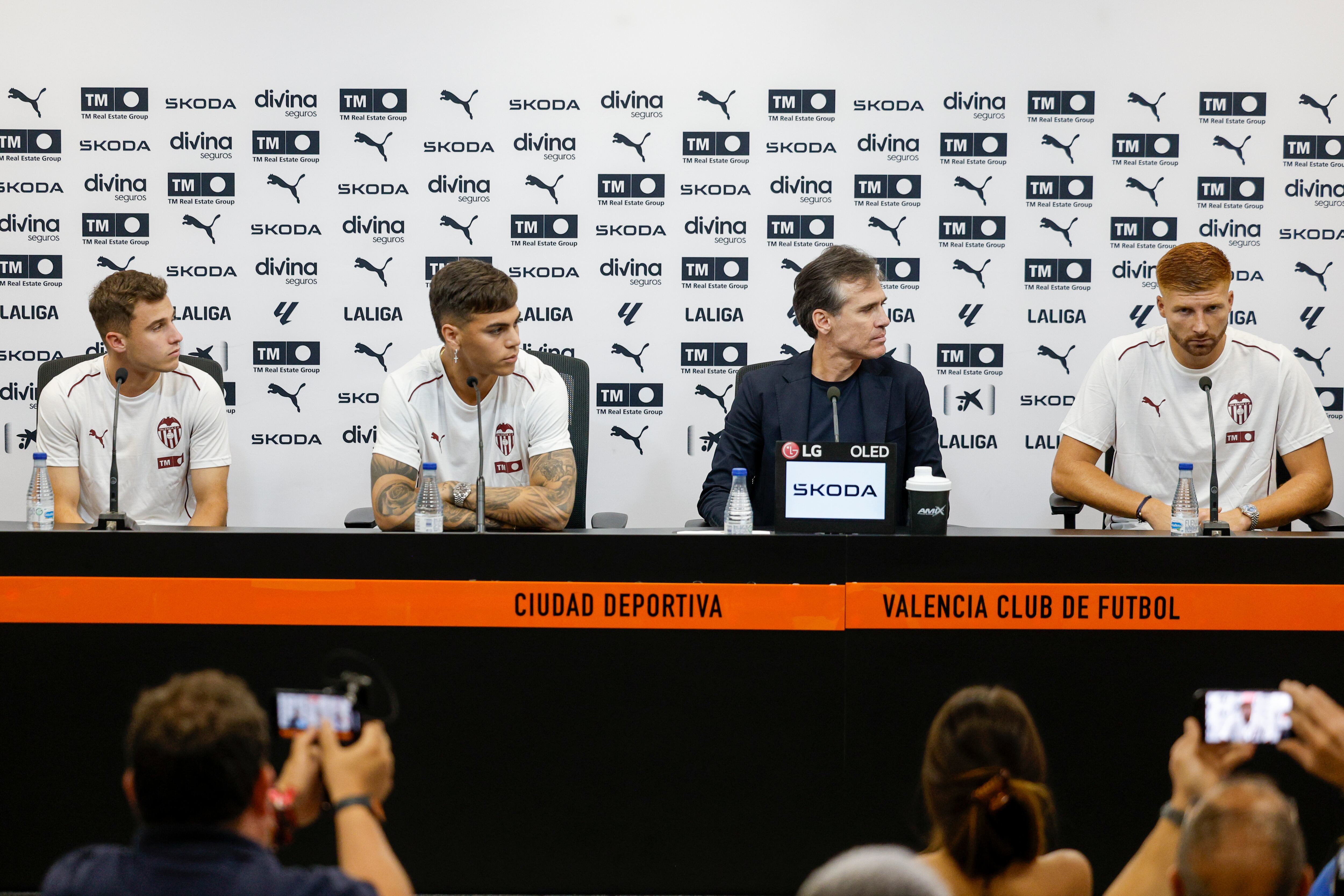 GRAFCVA2532. PATERNA (VALENCIA), 02/09/2024.- El director deportivo del Valencia CF, Miguel Ángel Corona, durante la presentación de los nuevos jugadores de la entidad, Maximiliano Caufriez (d), Enzo Barrenechea (2º i) y Germán Valera (i). EFE/Kai Försterling
