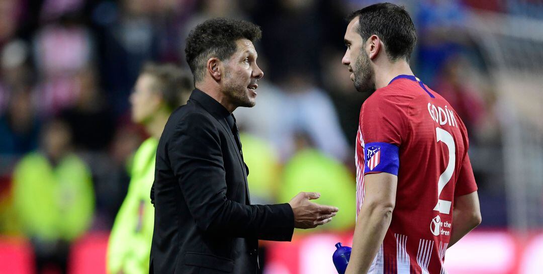 Simeone y Godín conversan durante la Supercopa de Europa