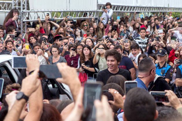 El Youtuber Rubius (d) firma autógrafos durante la presentación de «Virtual Hero»