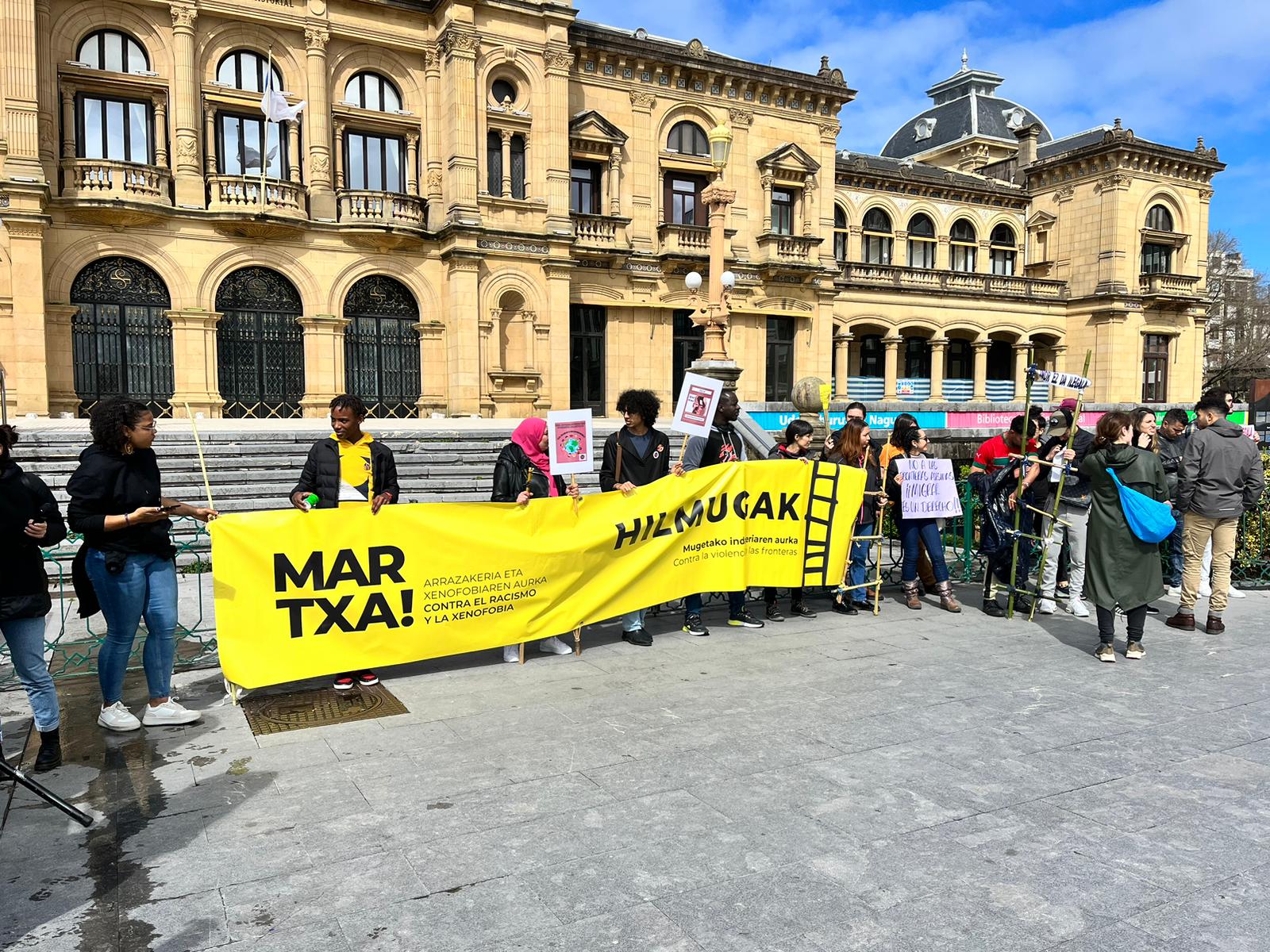 Los líderes de la marcha a su llegada a Alderdi Eder | Fuente: Radio San Sebastián