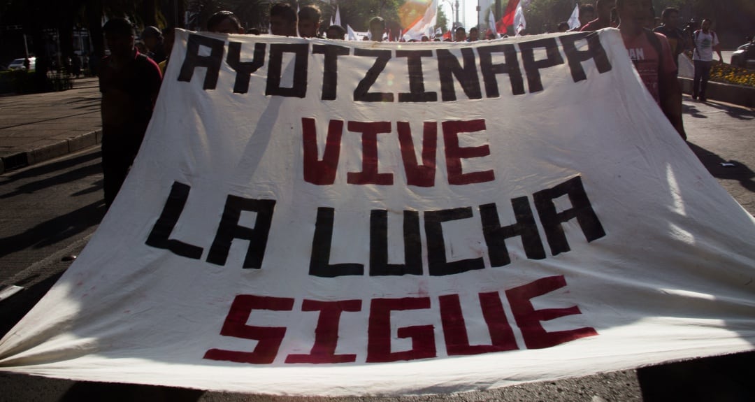 Miles de estudiantes y padres de los 43 estudiantes desaparecidos de Ayotzinapa continúan realizando todos los meses manifestaciones exigiendo justicia en la Ciudad de México, como esta del pasado febrero.