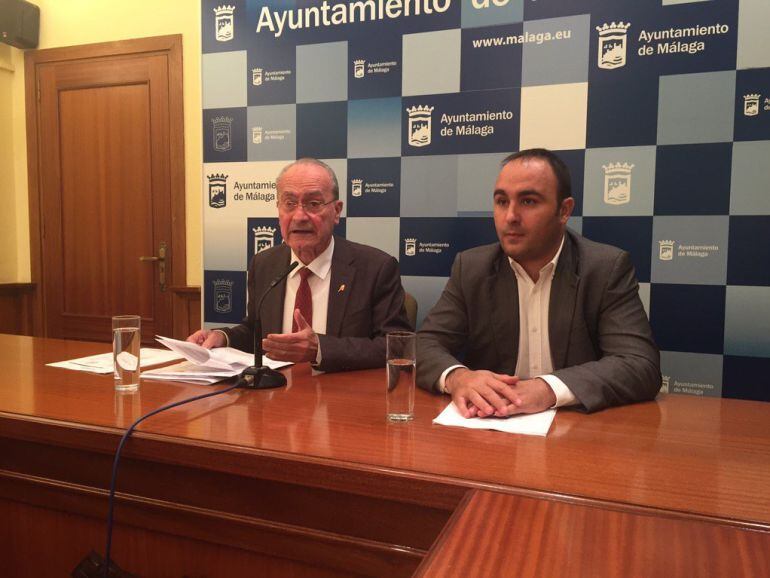 De la Torre y el portavoz del PP en el Ayuntamiento de Málaga, Mario Cortés, durante la rueda de prensa de este miércoles 