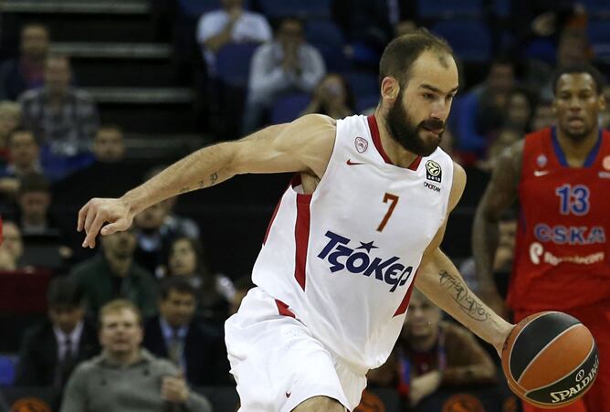 Vladimir Micov (R), Nenad Krstic (L) y Sonny Weems defienden a Spanoulis, jugadore de Olympiacos