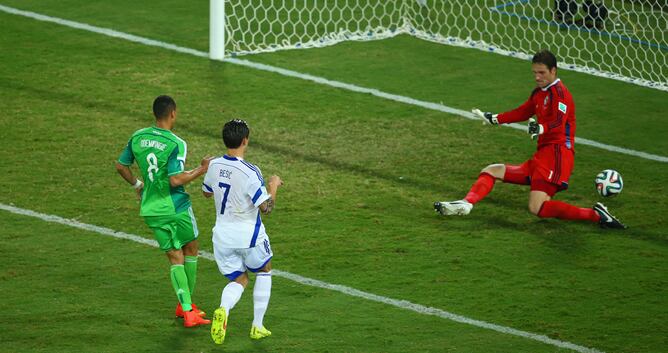 Odemwingie, anota el gol por debajo del portero bosnio.