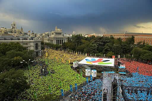 Cibeles se llenó de ciudadanos que hicieron un mosaico para apoyar a Madrid 2016