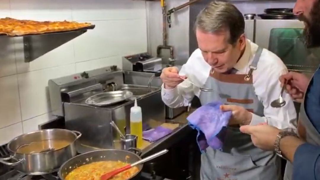 Abel Caballero cocinando la Fideuá Vigo