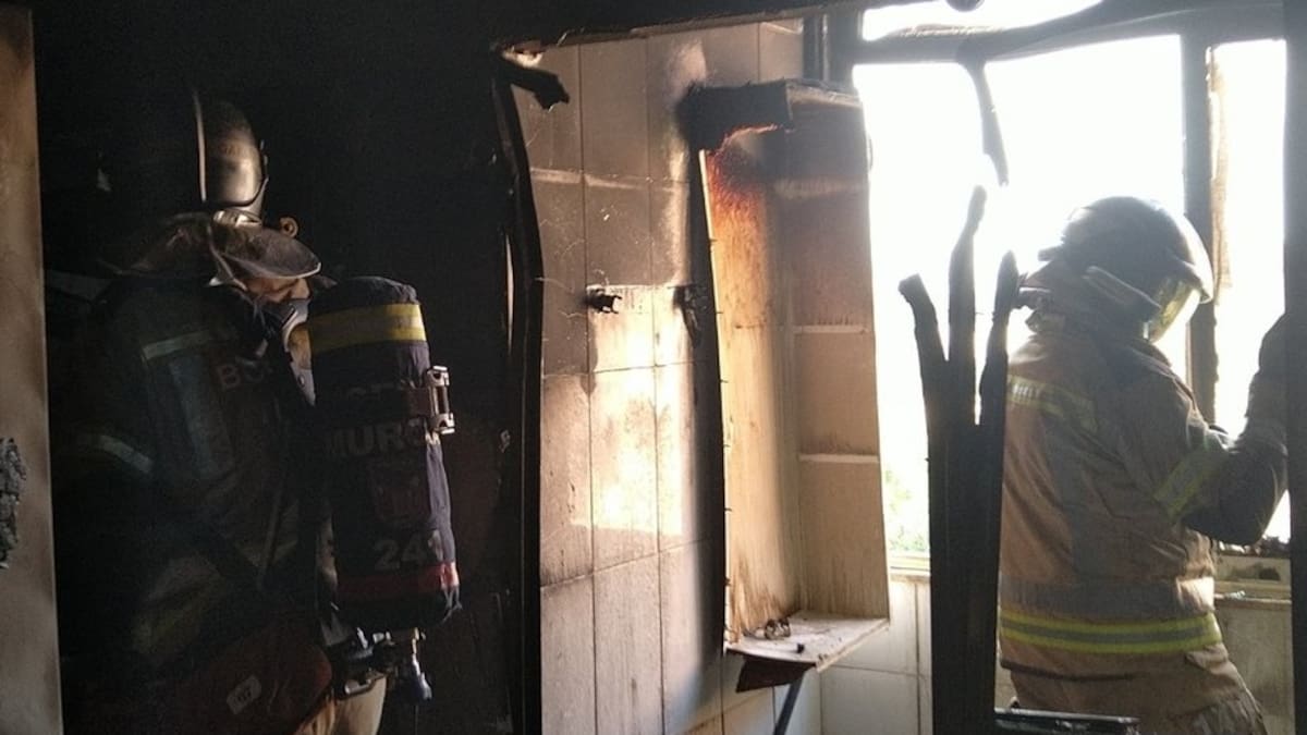 Un agente de la Policía Nacional fuera de servicio rescata a dos mujeres y un bebé de 8 meses de un incendio en Murcia