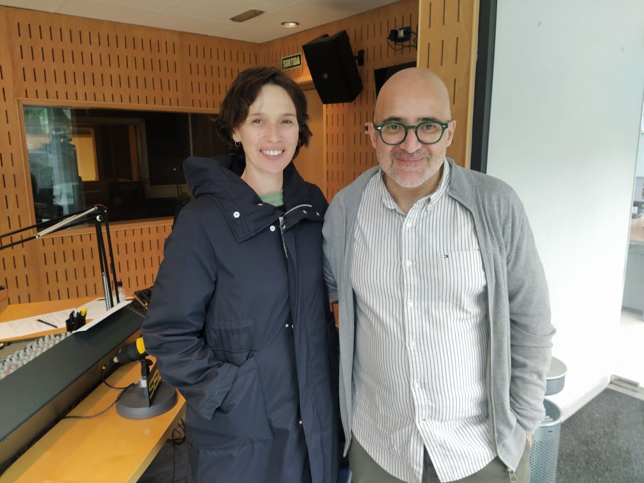 Ariadna Gil amb Joan Anton Rechi als estudis de la SER.