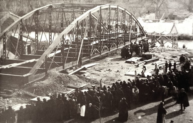 Colocación del Puente de Hierro en 1911