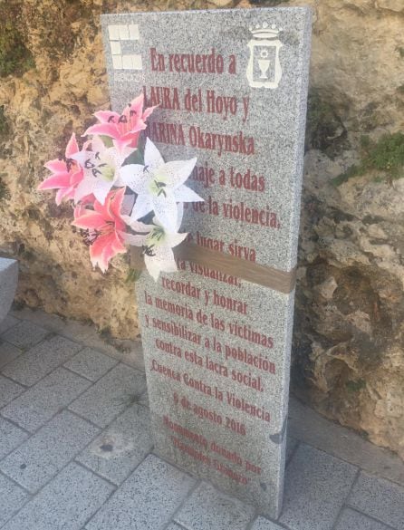 Flores en el monumento de recuerdo a Laura y Marina en el paseo del Huécar de Cuenca en el quinto aniversario de su muerte.