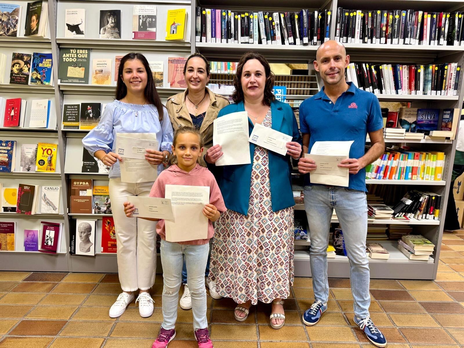 Beatriz Oliván con los ganadores del concurso de microrrelatos