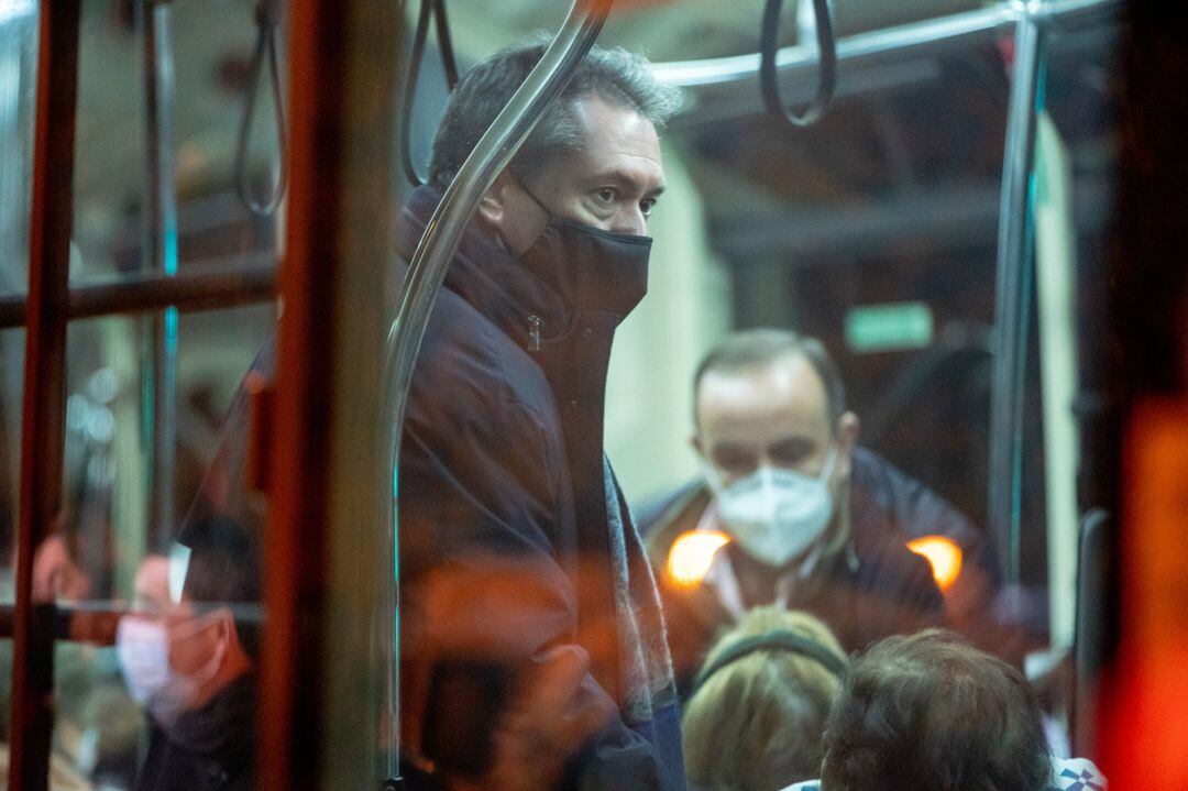 El Alcalde de Sevilla, Juan Espada, dentro del autobús donde los  ancianos menos graves son llevados en autobuses de línea a un polideportivo en el Incendio de una residencia de ancianos la noche de Reyes en Sevilla.