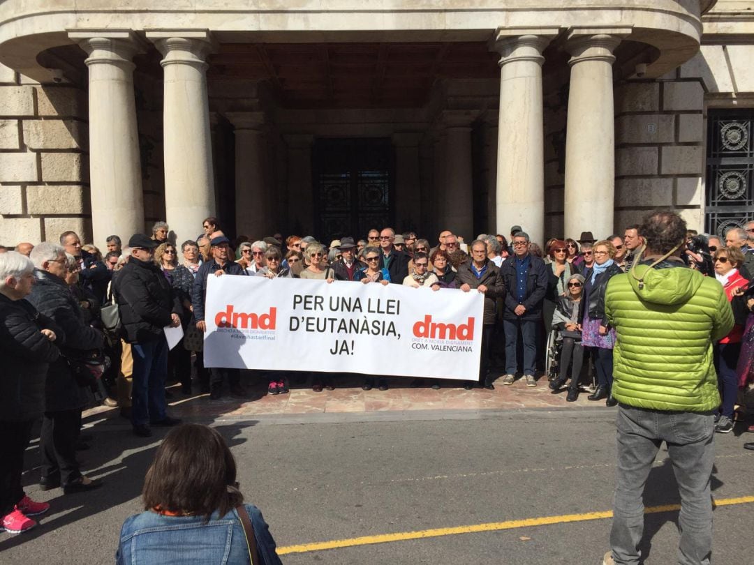 Manifestación a favor de la eutanasia en la puerta del Ayuntamiento de Valencia